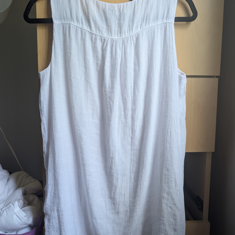 White Sleeveless Blouse - Picture 2 of 5
